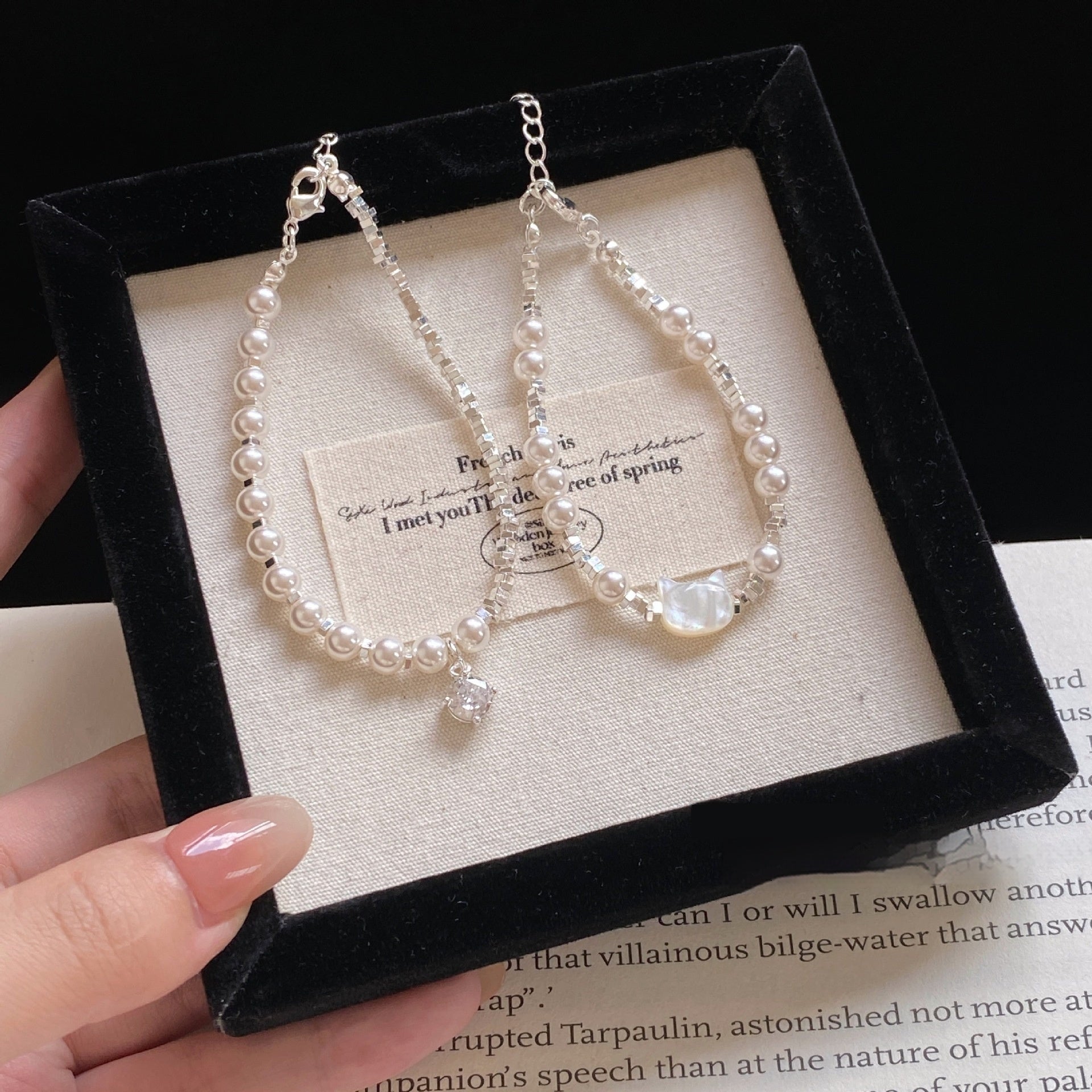 Zircon-spaced Pearl And Silver-dust Cat-head Bracelet For Women